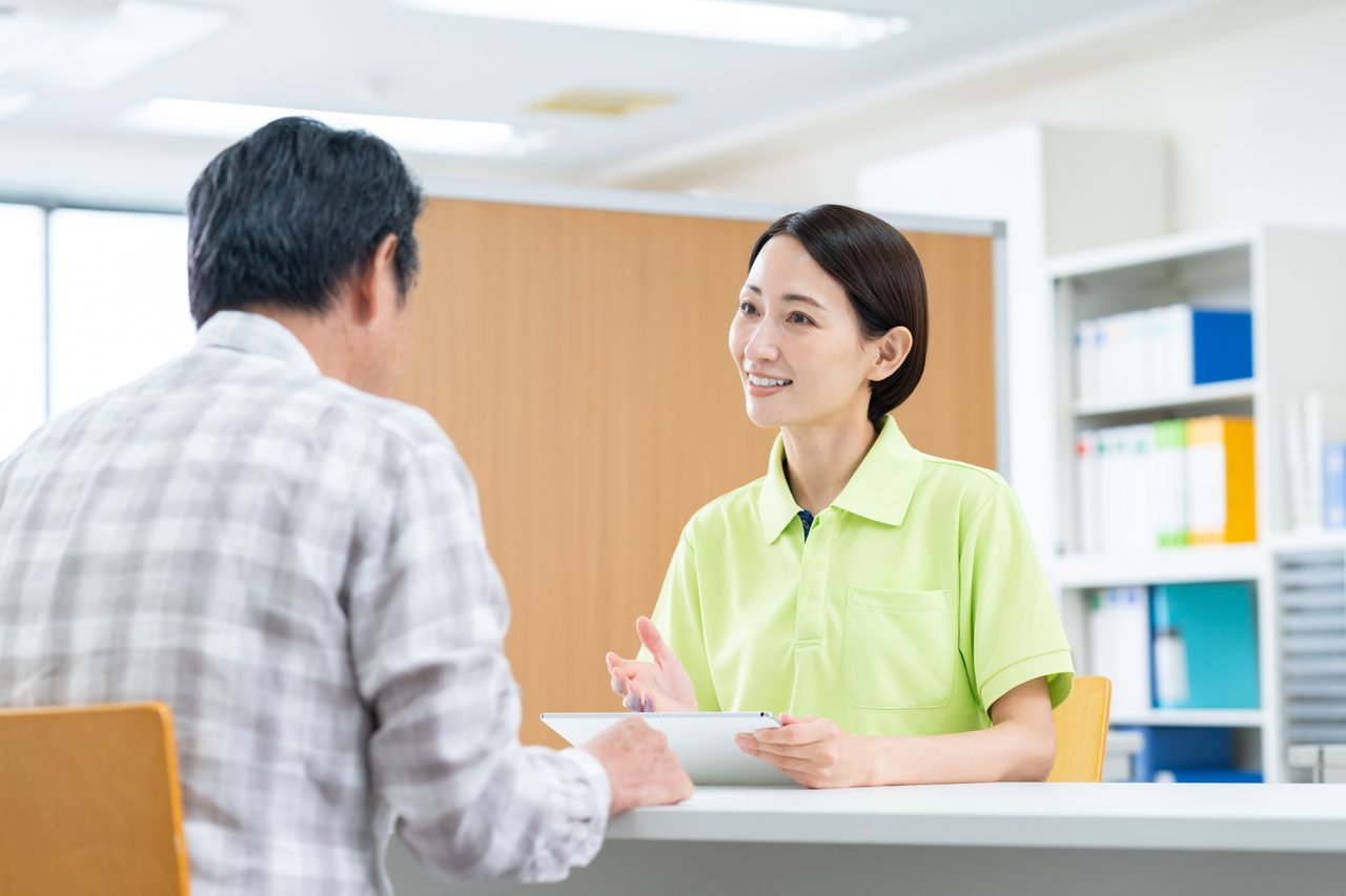資料を見ながら話す介護職員と利用者のイメージ